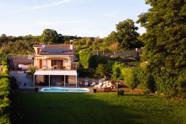 Foto di Villa con piscina e vista lago
