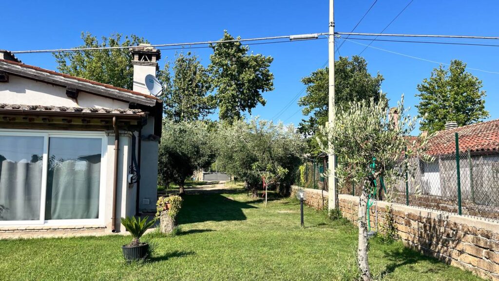 Foto di Villa con giardino